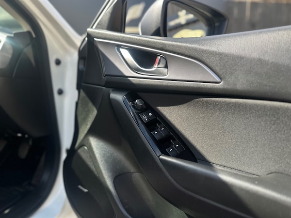 Used Mazda Mazda3 2016 for sale - 75572352: Photo 8