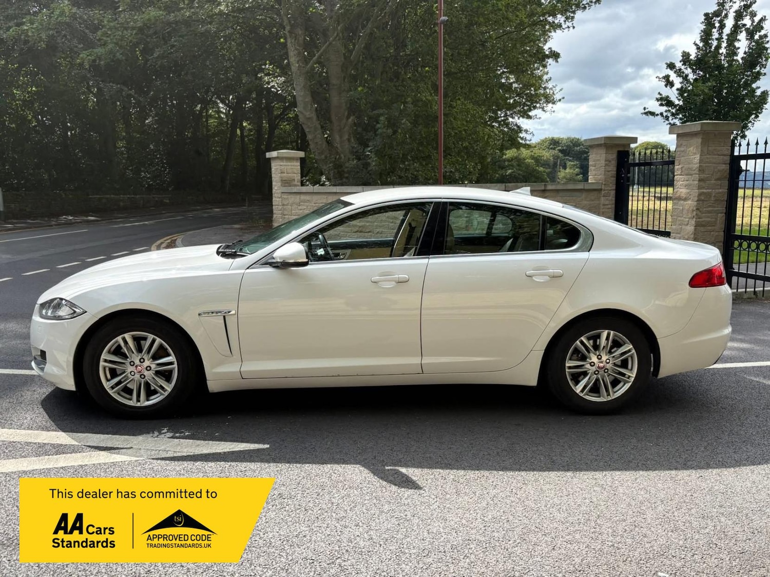 Used Jaguar XF 2014 for sale - 76172731: Photo 4