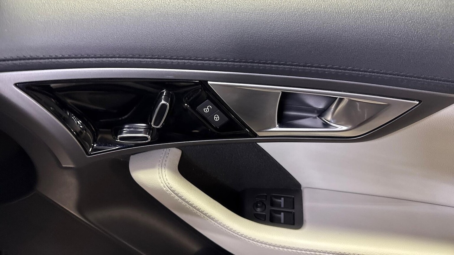 Used Jaguar F-Type 2016 for sale - 77662545: Photo 18