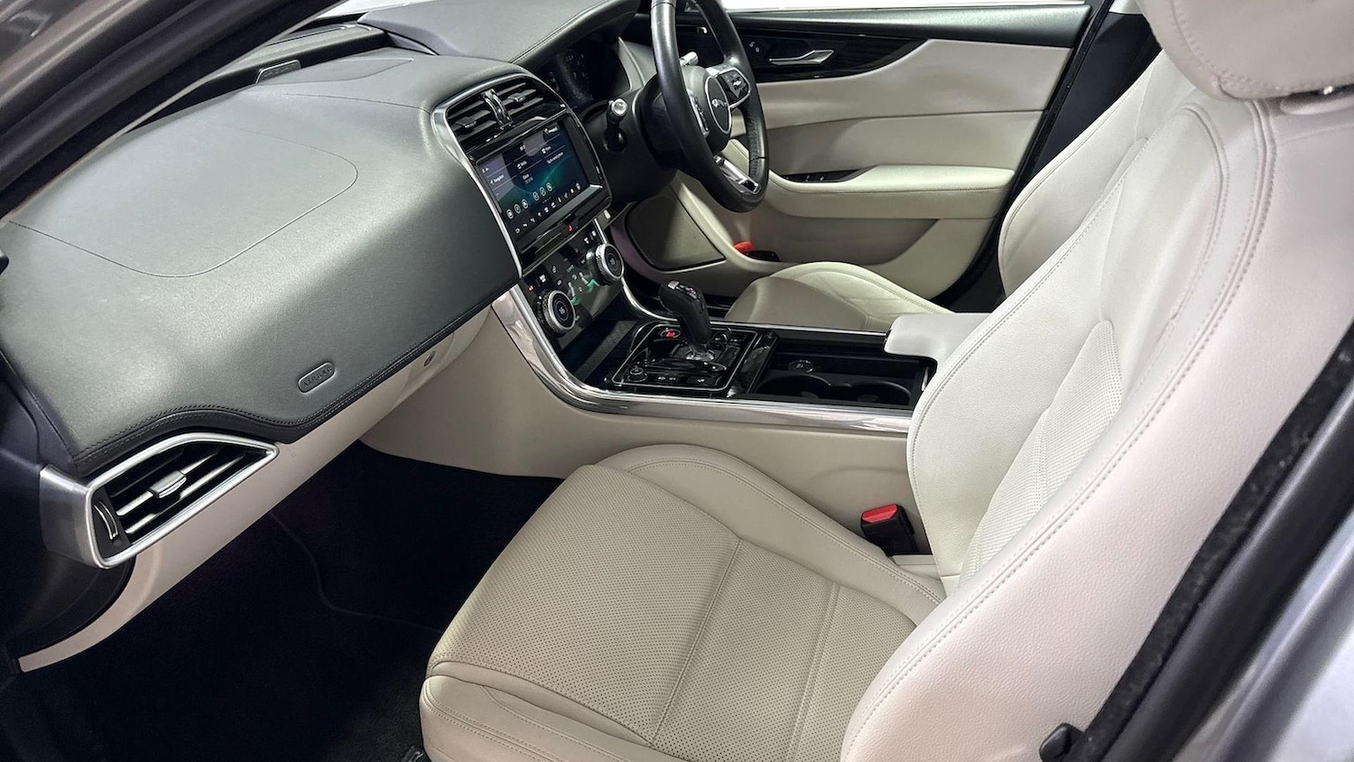 Used Jaguar XE 2019 for sale - 78106354: Photo 3