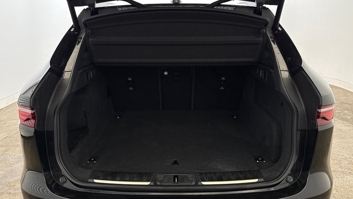 Used Jaguar F-Pace 2023 for sale - 76651228: Photo 10