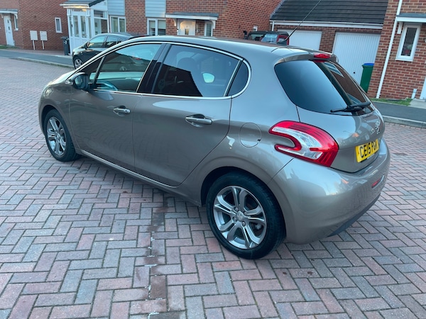 Used Peugeot 208 2015 for sale - 65655872: Photo 4