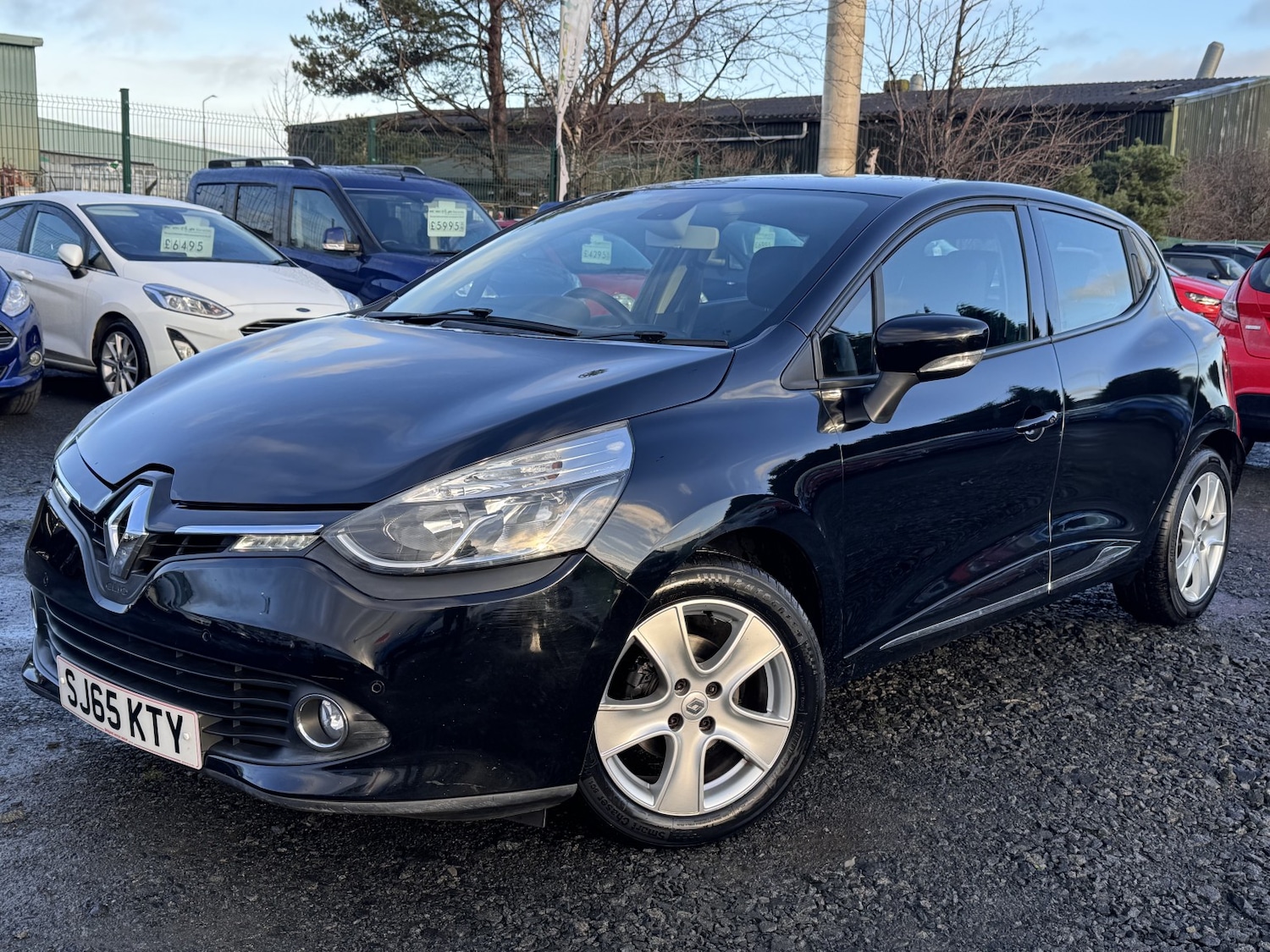 Used Renault Clio 2015 for sale - 76863870: Photo 2