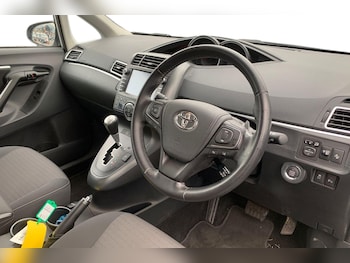 Used Toyota Verso 2018 for sale - 76972748: Photo