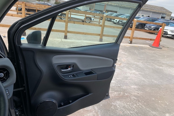 Used Toyota Yaris 2018 for sale - 75804383: Photo 11