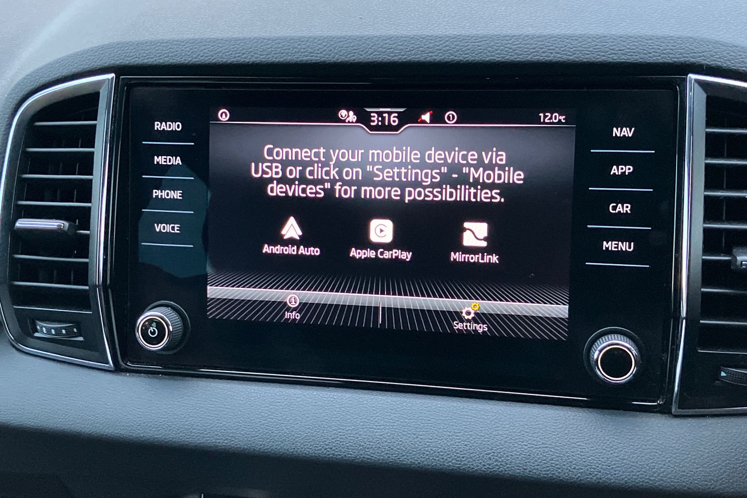 Used Skoda Karoq 2023 for sale - 76972807: Photo 9