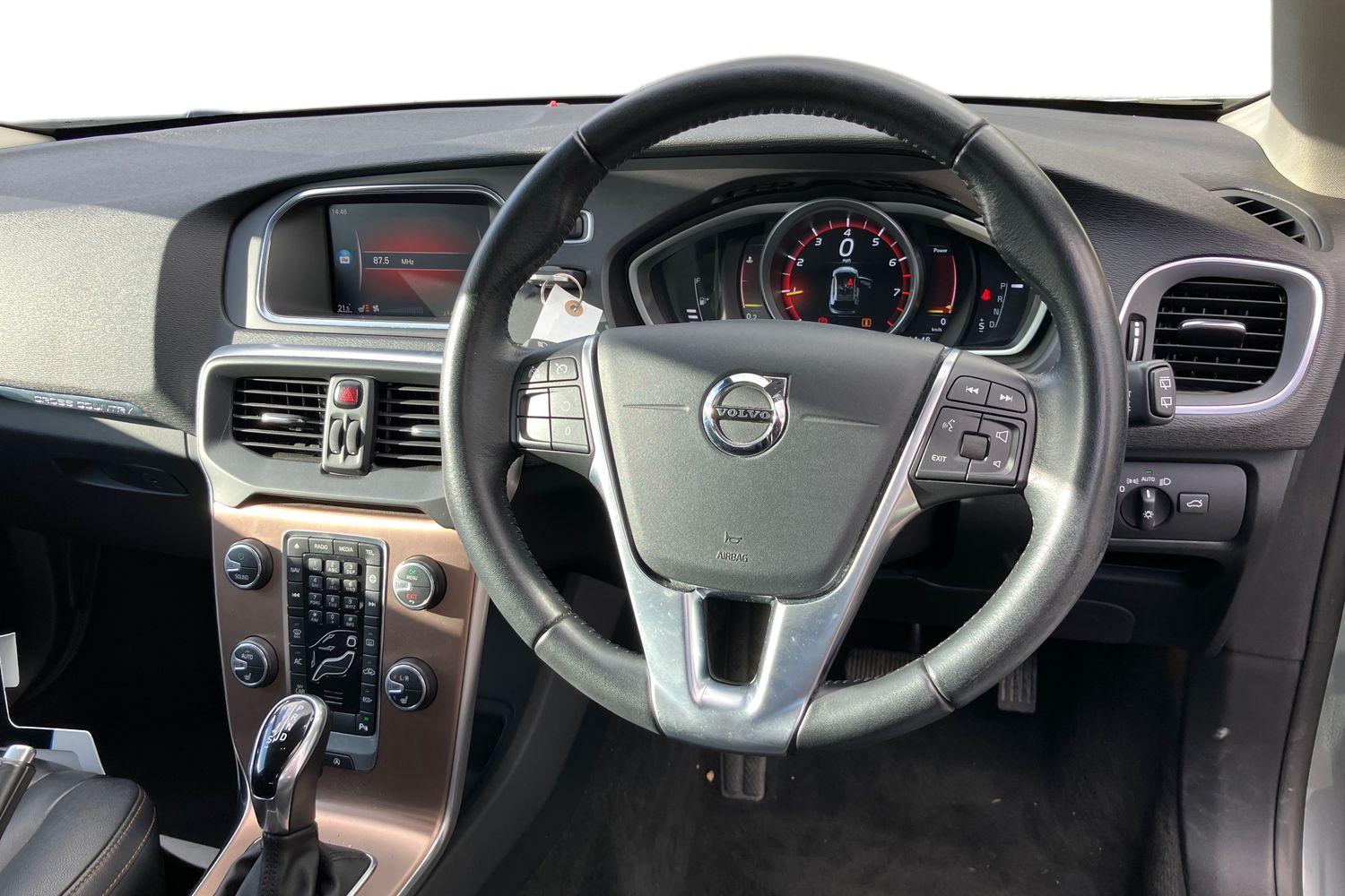 Used Volvo V40 2019 for sale - 76411555: Photo 3