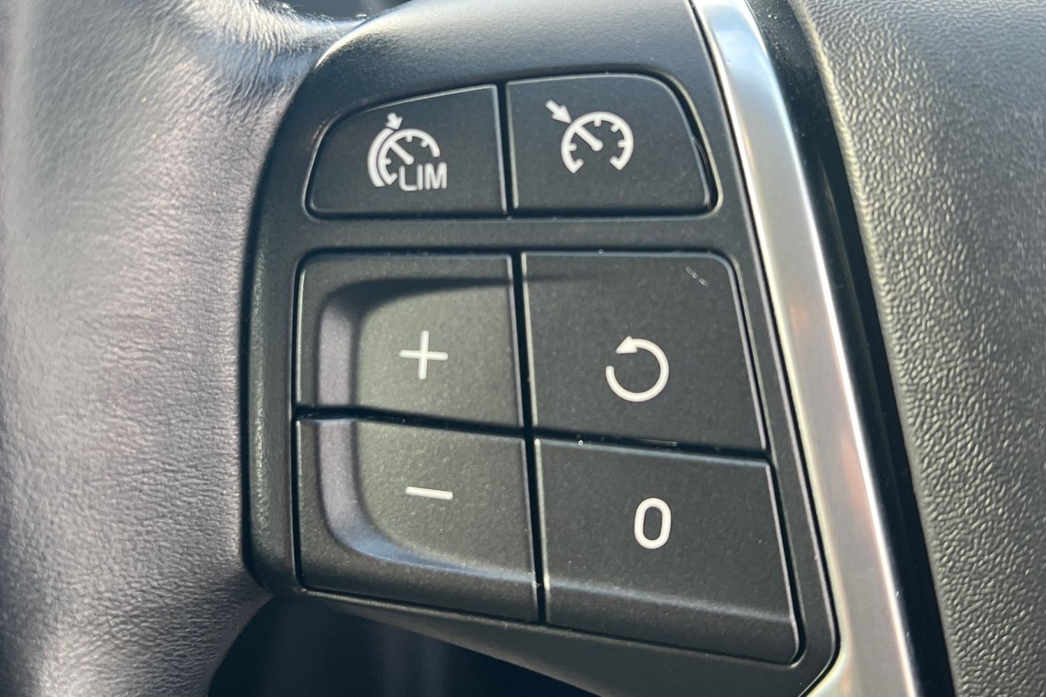 Used Volvo V40 2015 for sale - 77620556: Photo 11