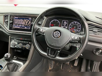 Used Volkswagen T-Roc 2019 for sale - 76711878: Photo