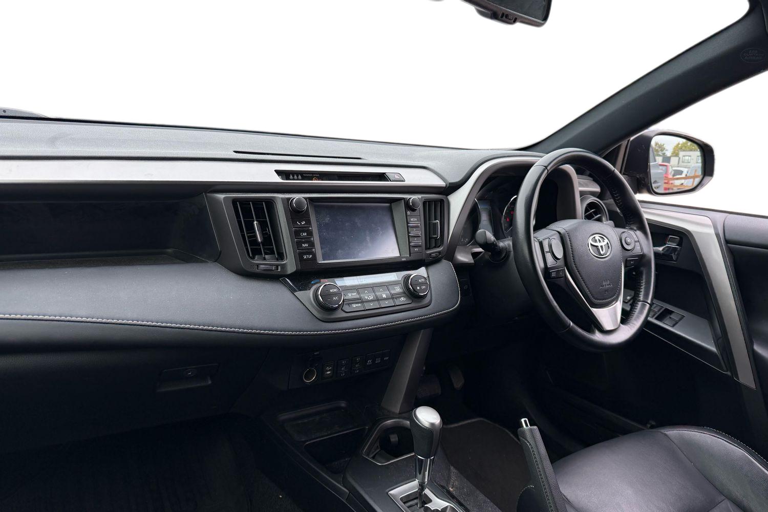 Used Toyota RAV4 2017 for sale - 76158080: Photo 4