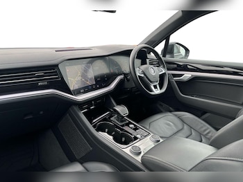 Used Volkswagen Touareg 2018 for sale - 79301793: Photo