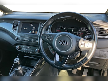 Used Kia Carens 2018 for sale - 78029290: Photo