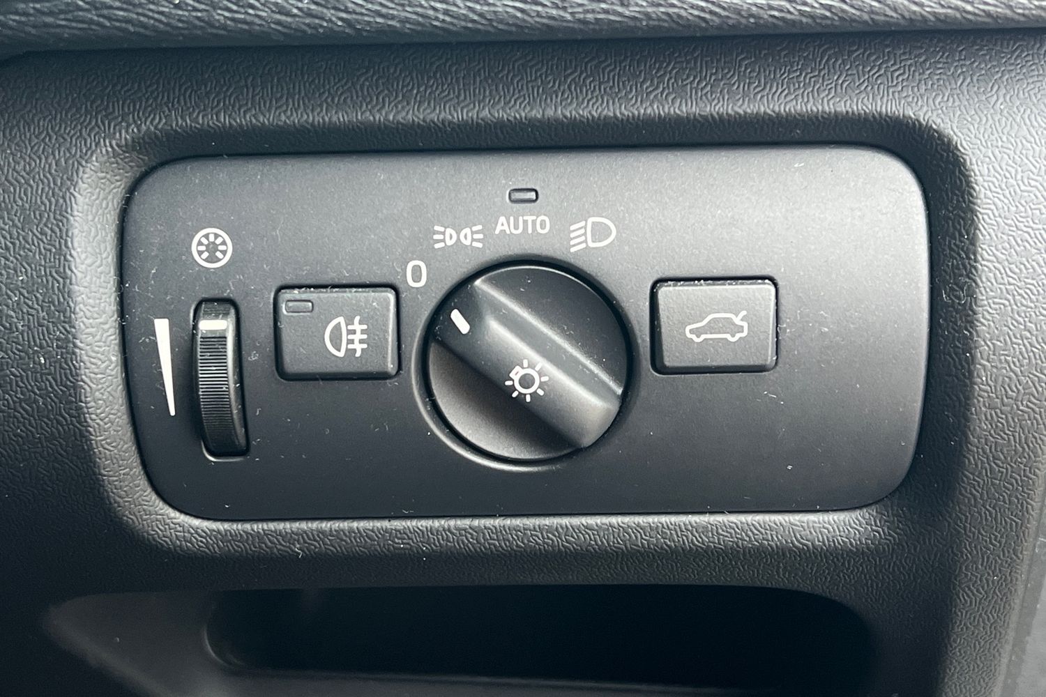 Used Volvo V40 2018 for sale - 76610984: Photo 16