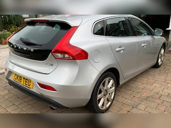 Used Volvo V40 2018 for sale - 76610984: Photo