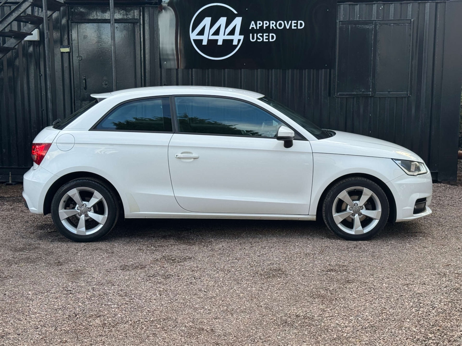 Used Audi A1 2015 for sale - 77880375: Photo 2