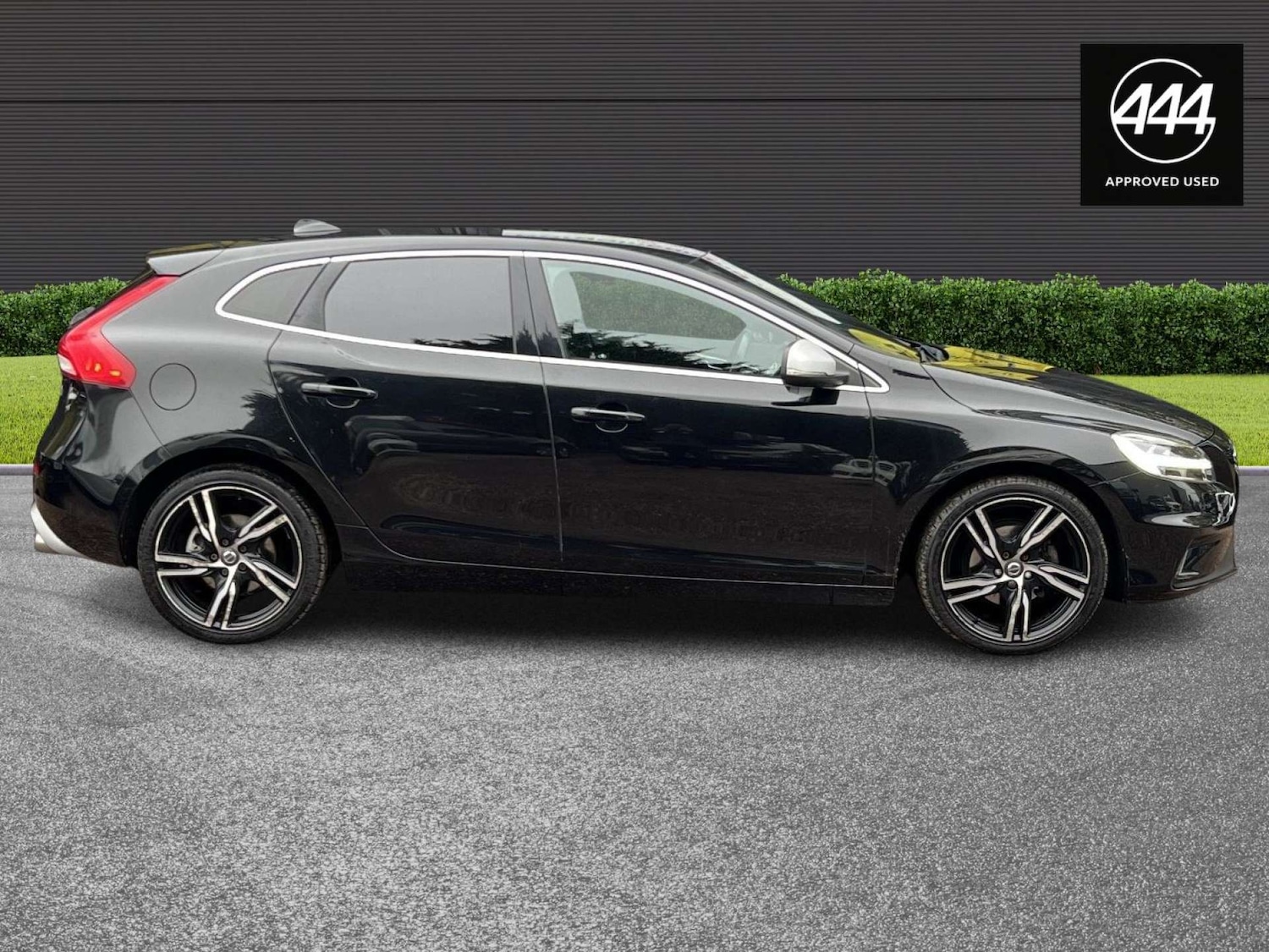 Used Volvo V40 2017 for sale - 77170370: Photo 2