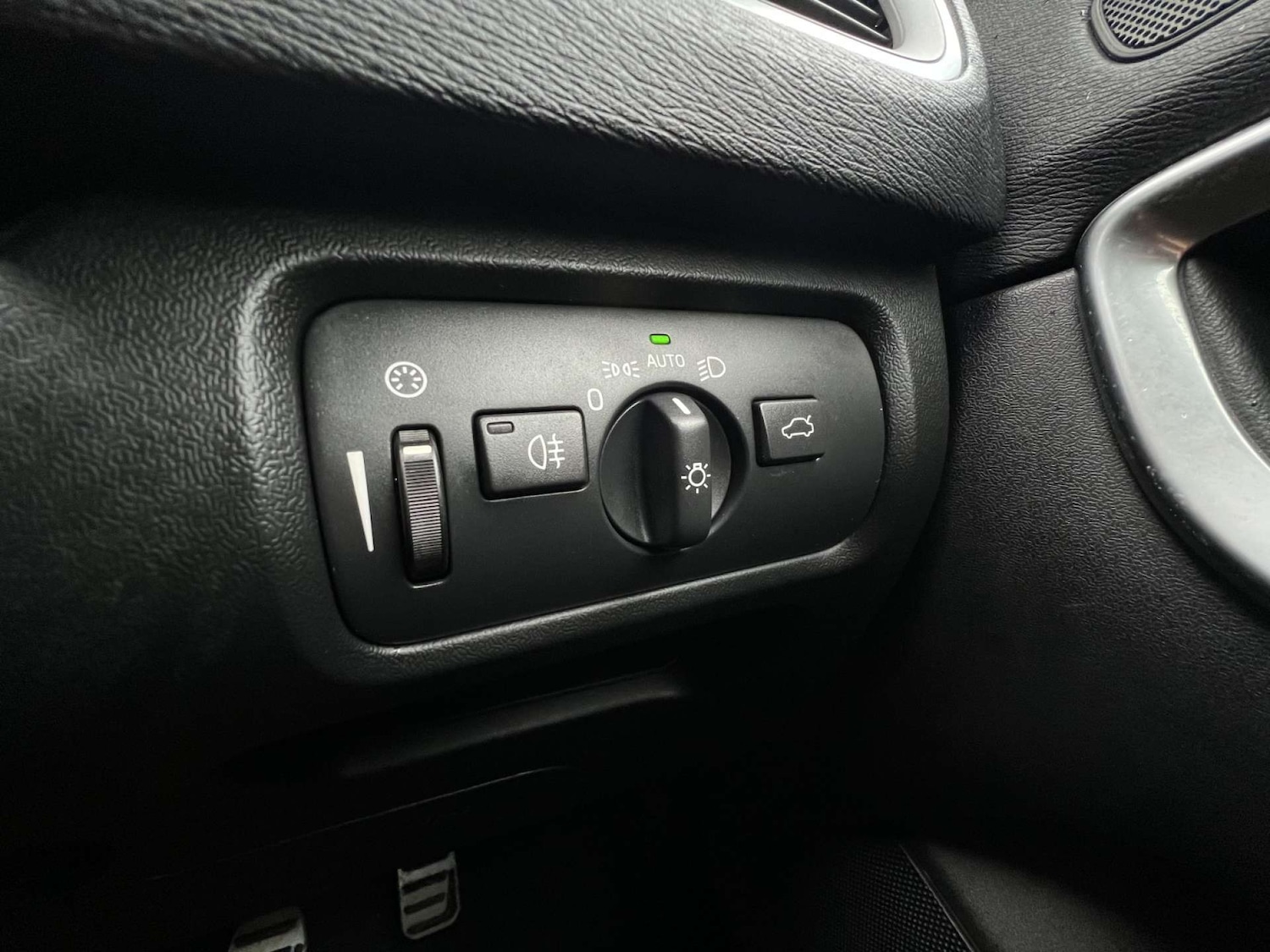 Used Volvo V40 2017 for sale - 77170370: Photo 28