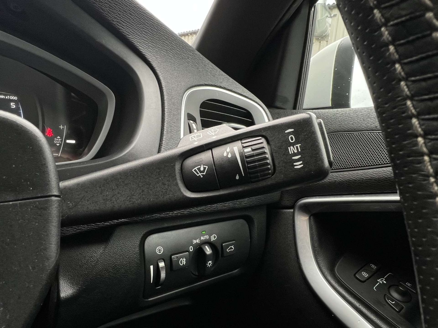 Used Volvo V40 2017 for sale - 77170370: Photo 35