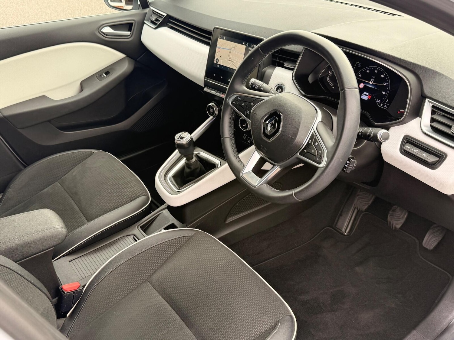 Used Renault Clio 2021 for sale - 76681336: Photo 3