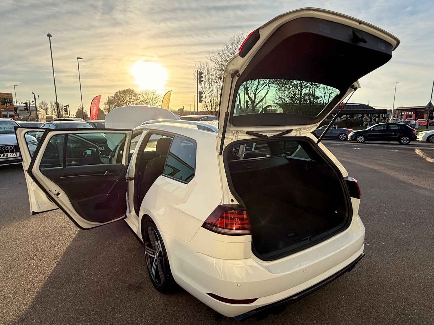 Used Volkswagen Golf 2017 for sale - 76673657: Photo 8