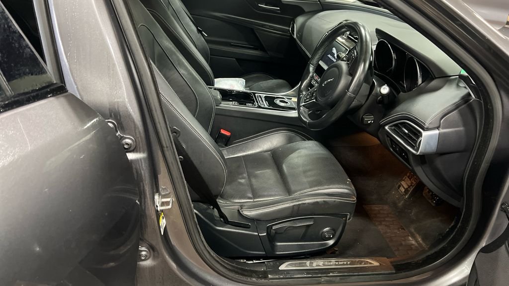 Used Jaguar XE 2016 for sale - 77621705: Photo 2