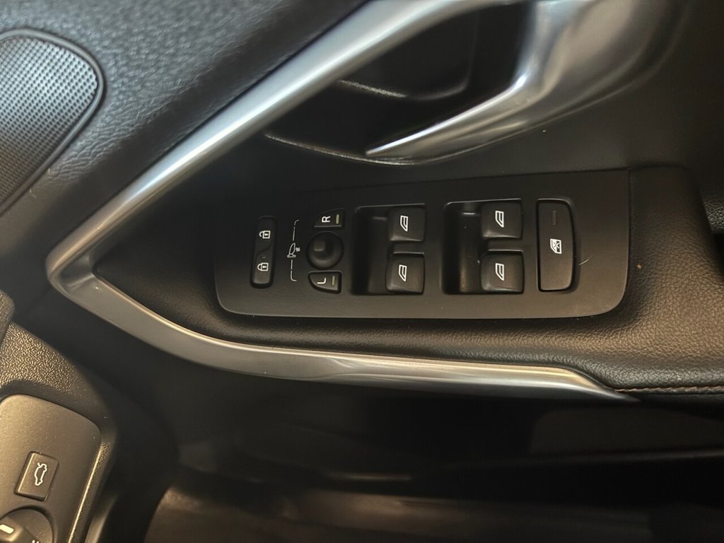 Used Volvo V40 Cross Country 2018 for sale - 76429961: Photo 19