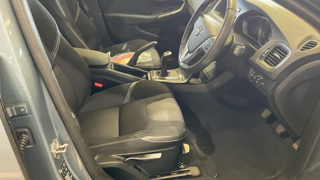 Used Volvo V40 2017 for sale - 77967206: Photo 2