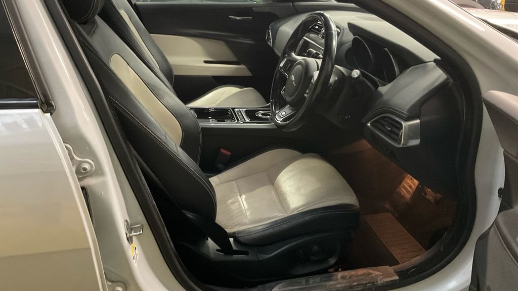 Used Jaguar XE 2015 for sale - 77967331: Photo 2