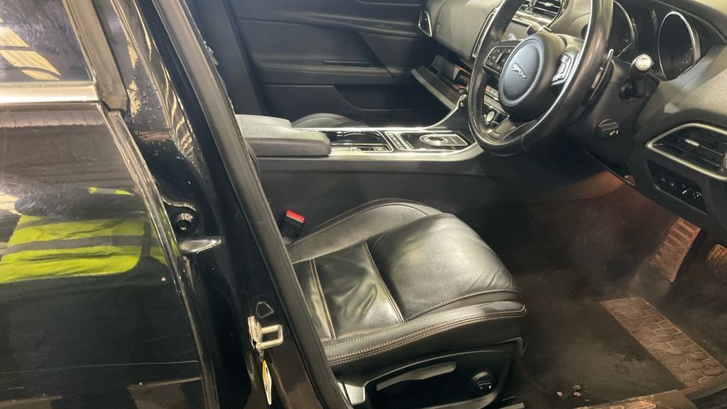 Used Jaguar XE 2017 for sale - 78167266: Photo 2