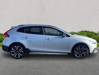 Used Volvo V40 2018 for sale - 79739674: Photo