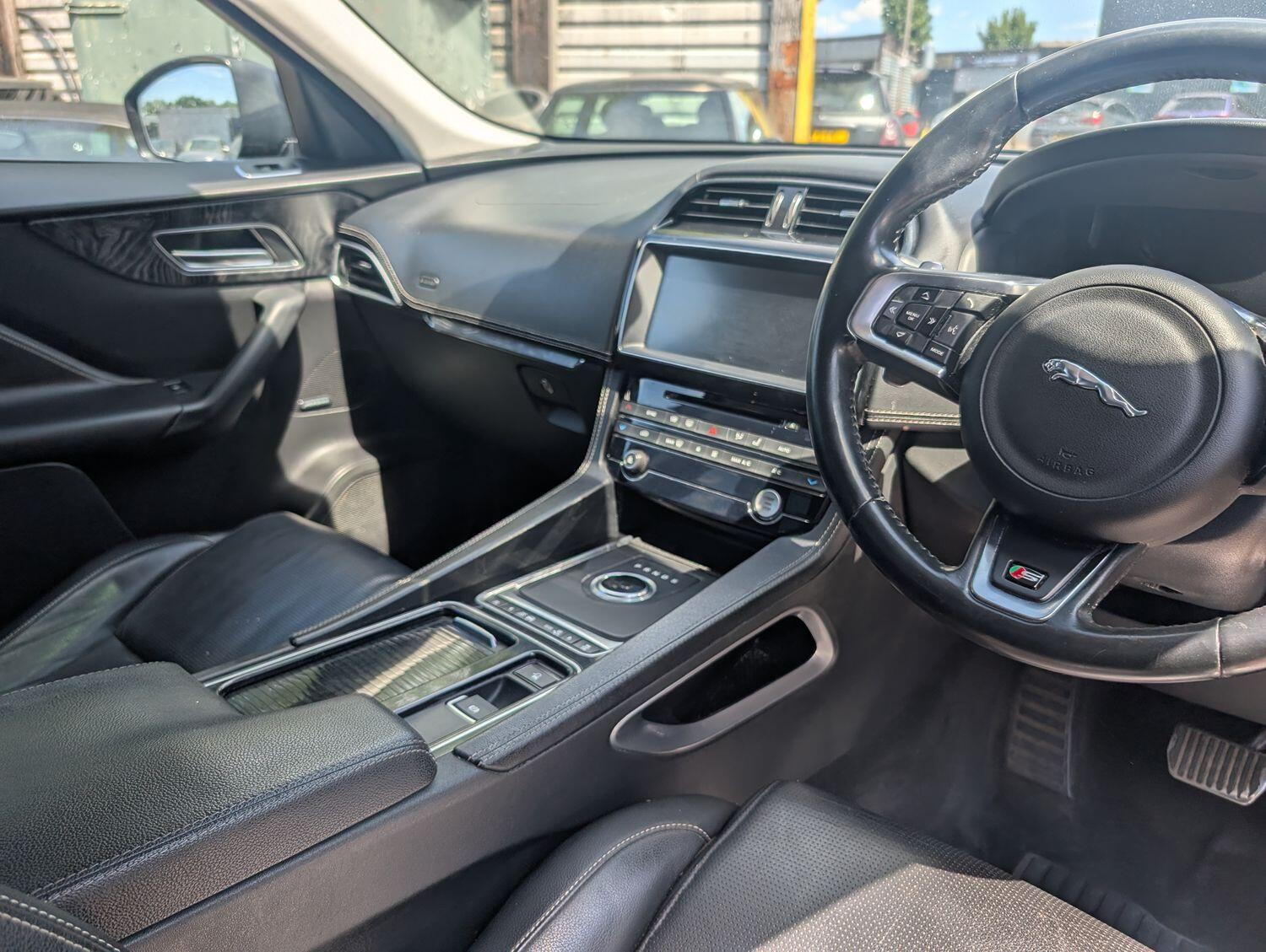 Used Jaguar F-Pace 2016 for sale - 76794182: Photo 5