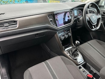 Used Volkswagen T-Roc 2020 for sale - 76502928: Photo