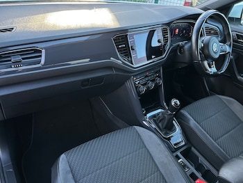 Used Volkswagen T-Roc 2018 for sale - 77002112: Photo