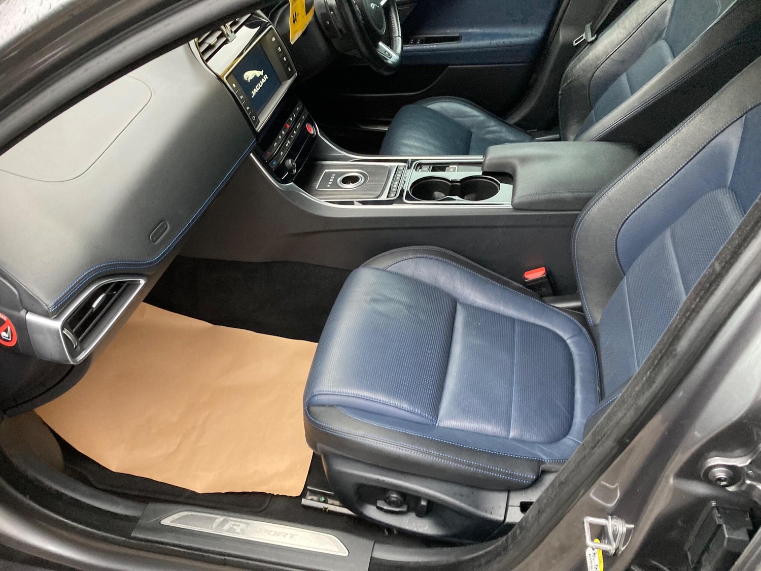 Used Jaguar XE 2015 for sale - 76752714: Photo 9