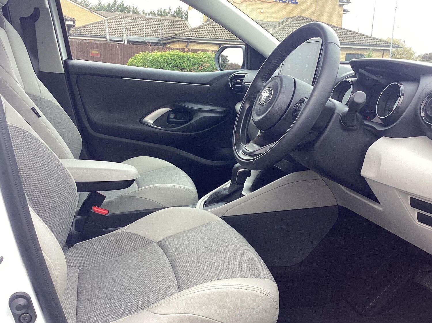 Used Toyota Yaris 2023 for sale - 76400323: Photo 11