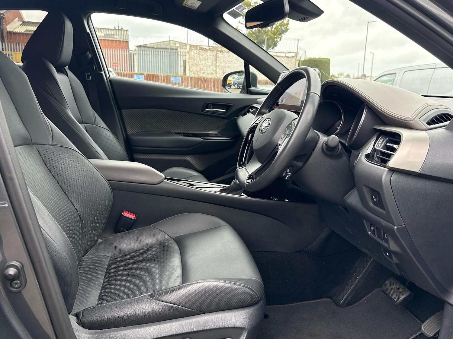 Used Toyota C-HR 2023 for sale - 76139797: Photo 11