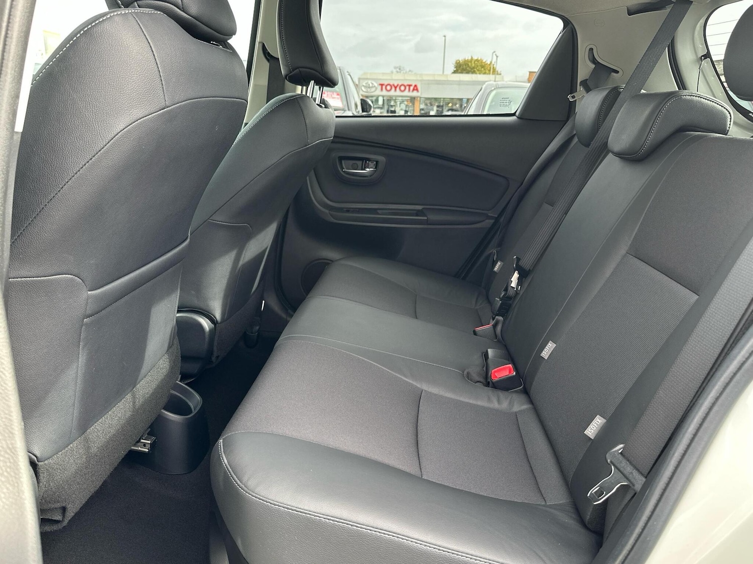 Used Toyota Yaris 2016 for sale - 76359740: Photo 12