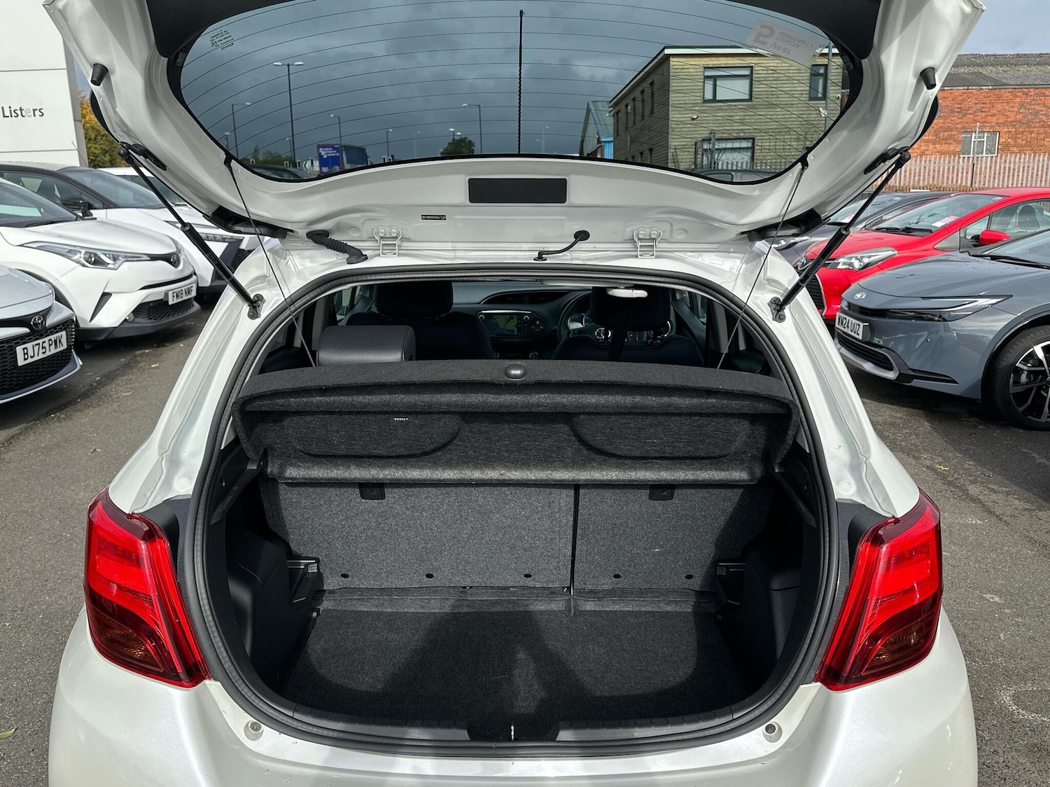 Used Toyota Yaris 2016 for sale - 76359740: Photo 14