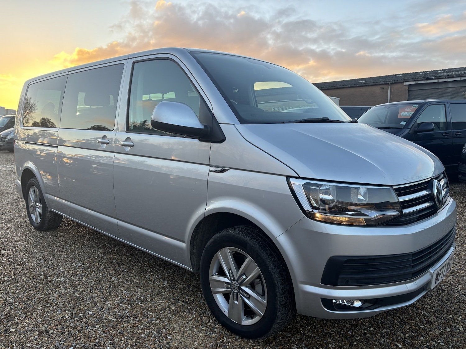 Used Volkswagen Caravelle 2017 for sale - 76718429: Photo 1