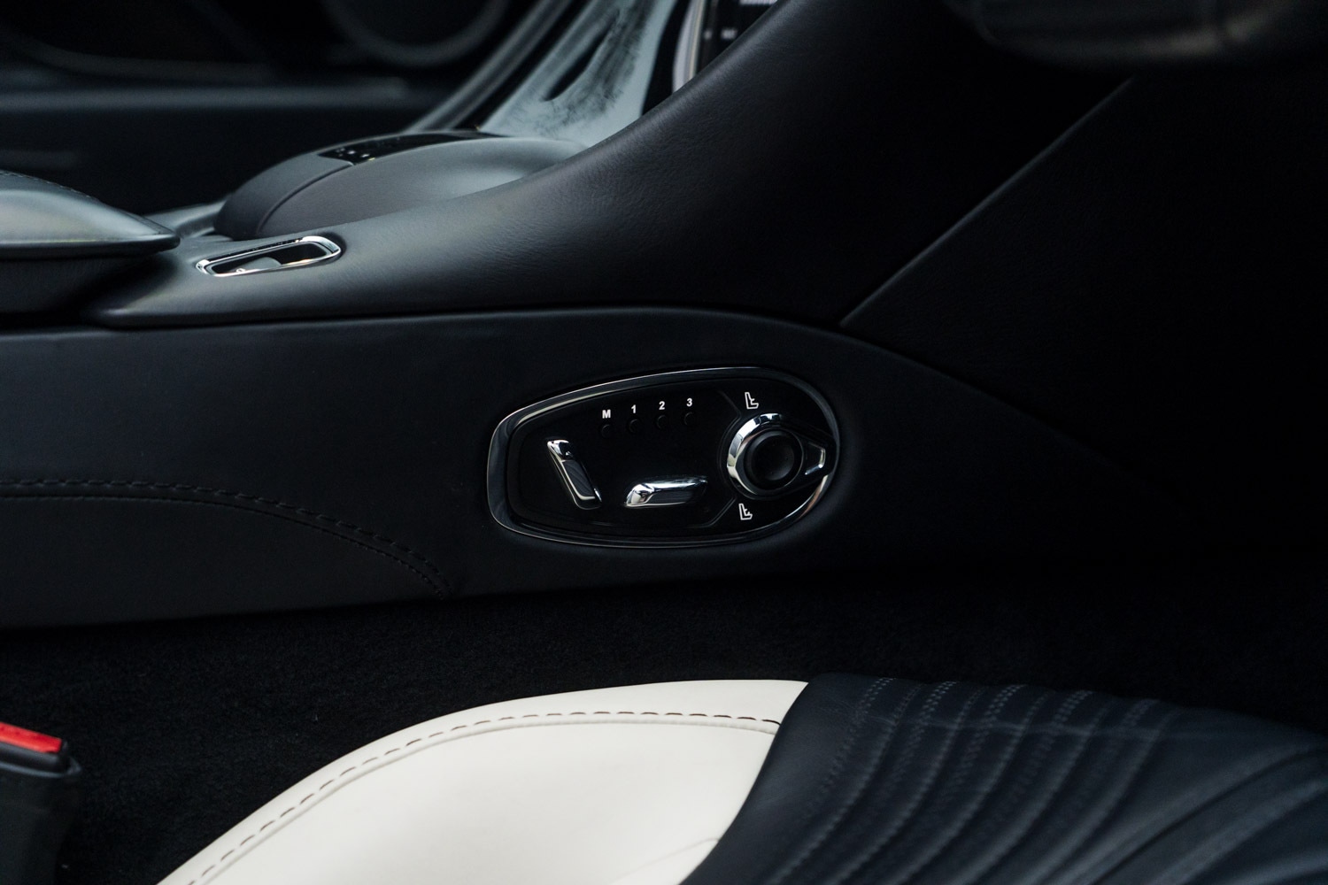 Used Aston Martin DB11 2023 for sale - 77627610: Photo 43