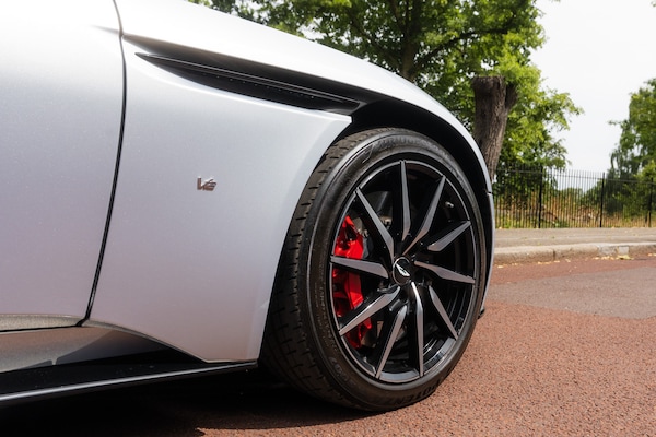 Used Aston Martin DB11 2018 for sale - 75393270: Photo 6