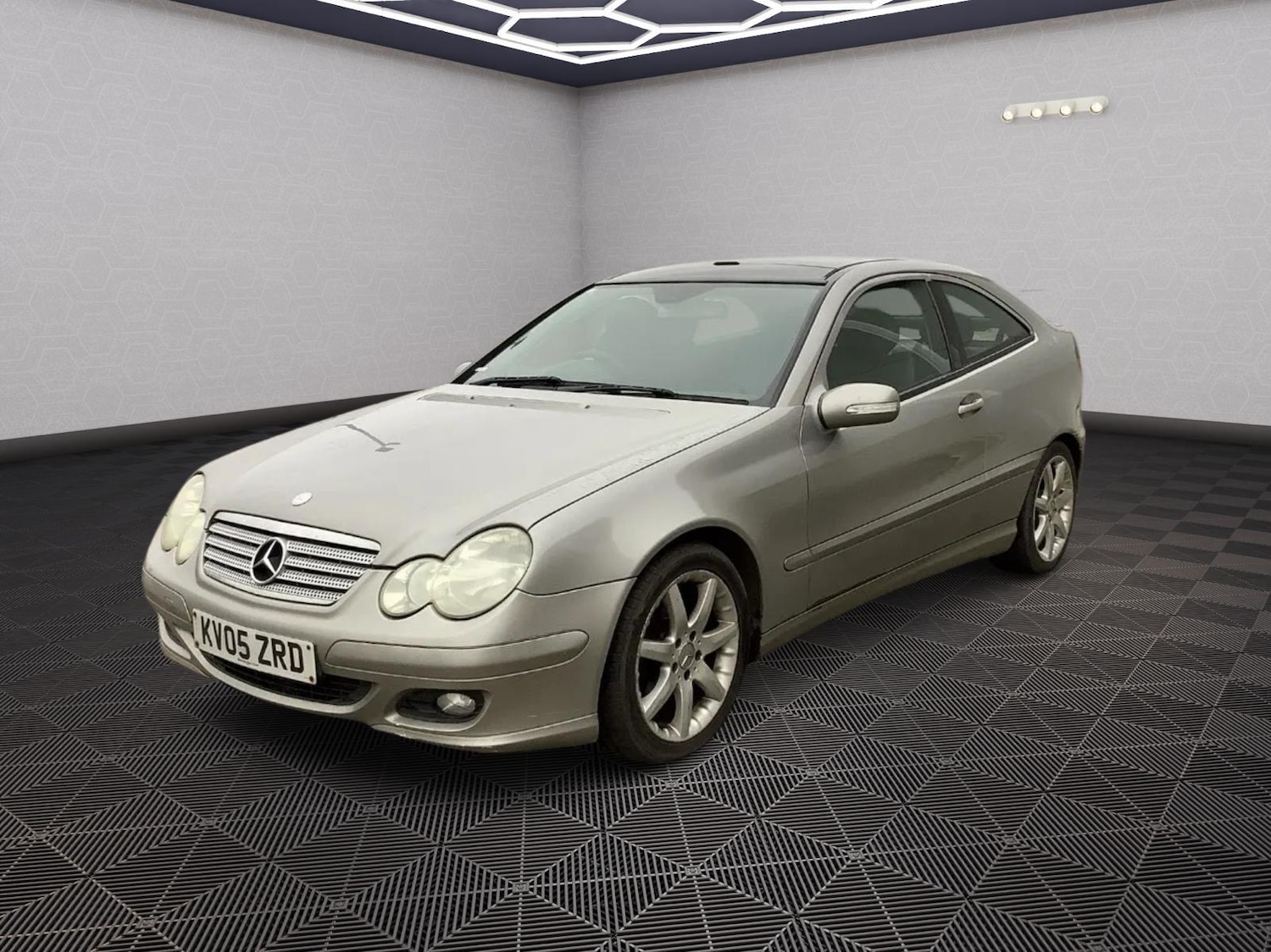 Used Mercedes-Benz C Class 2005 for sale - 77335805: Photo 3