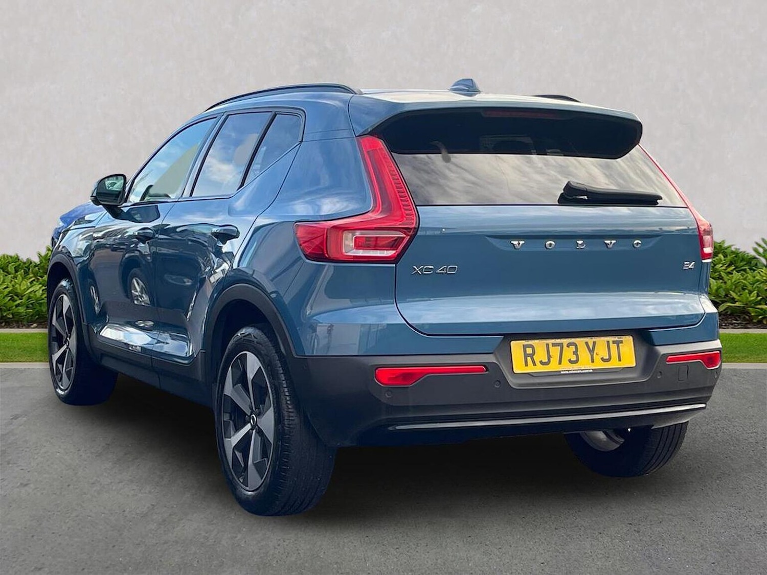 Used Volvo XC40 2023 for sale - 76832029: Photo 2