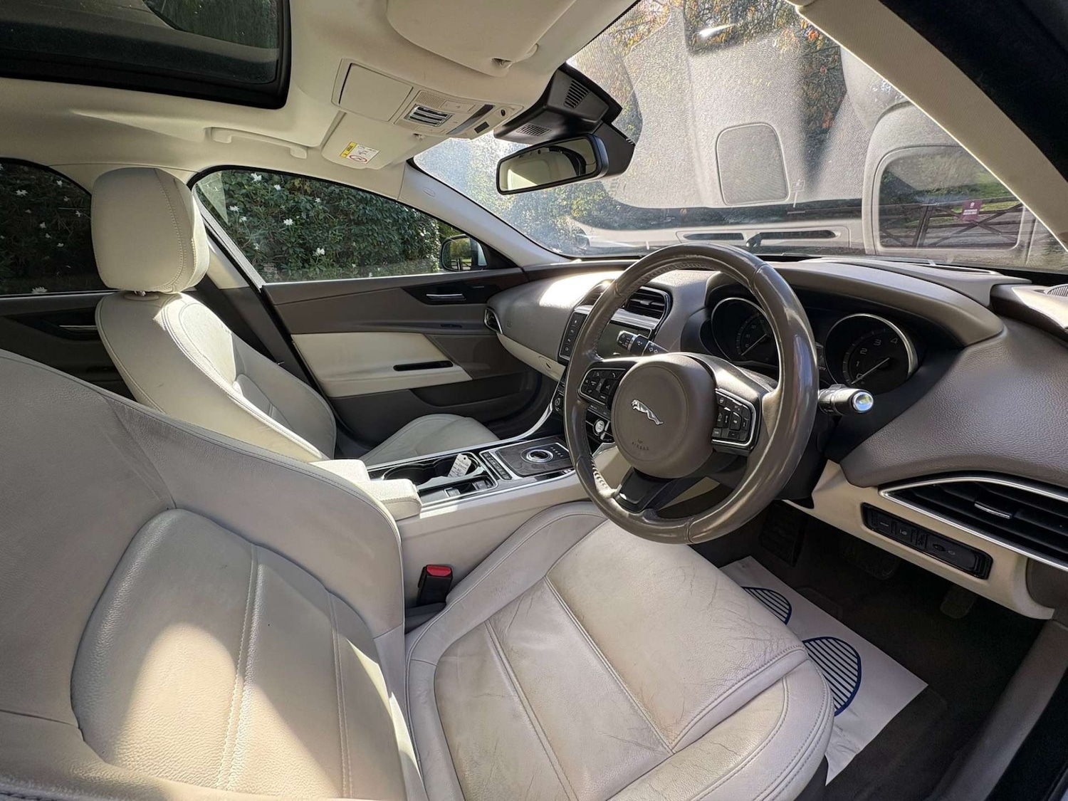 Used Jaguar XE 2015 for sale - 76343772: Photo 17