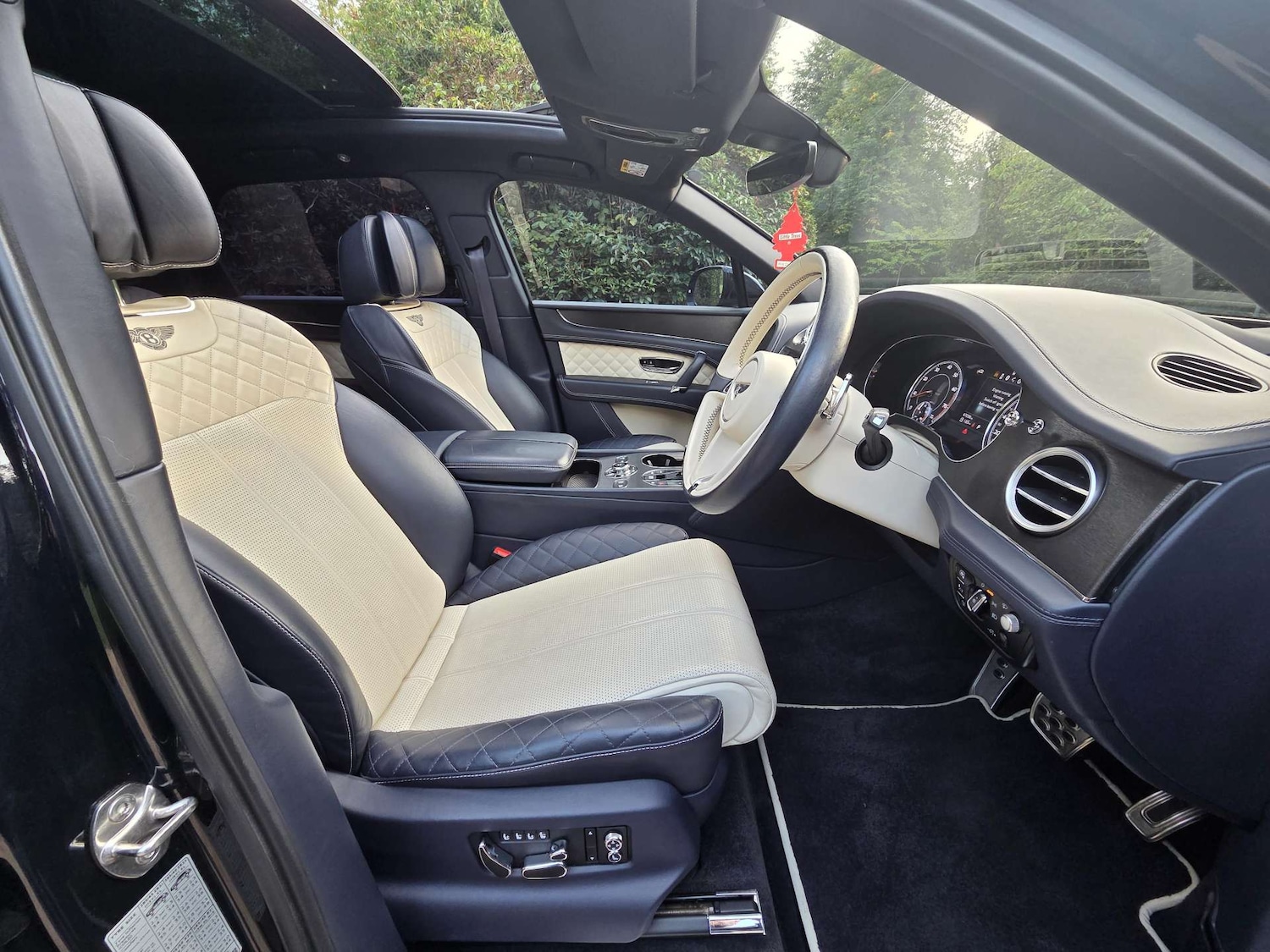 Used Bentley Bentayga 2017 for sale - 76000365: Photo 11