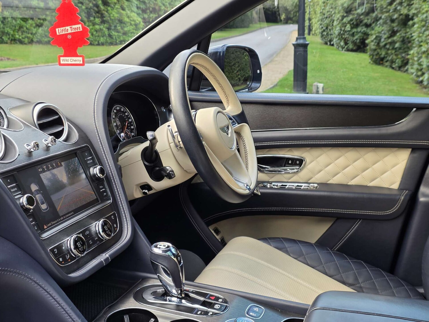 Used Bentley Bentayga 2017 for sale - 76000365: Photo 69
