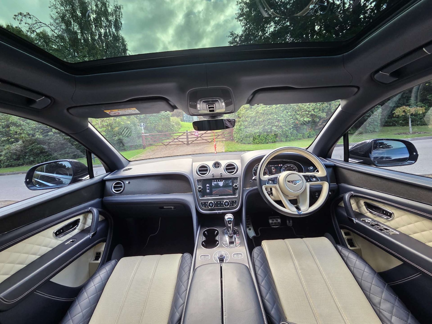 Used Bentley Bentayga 2017 for sale - 76000365: Photo 77