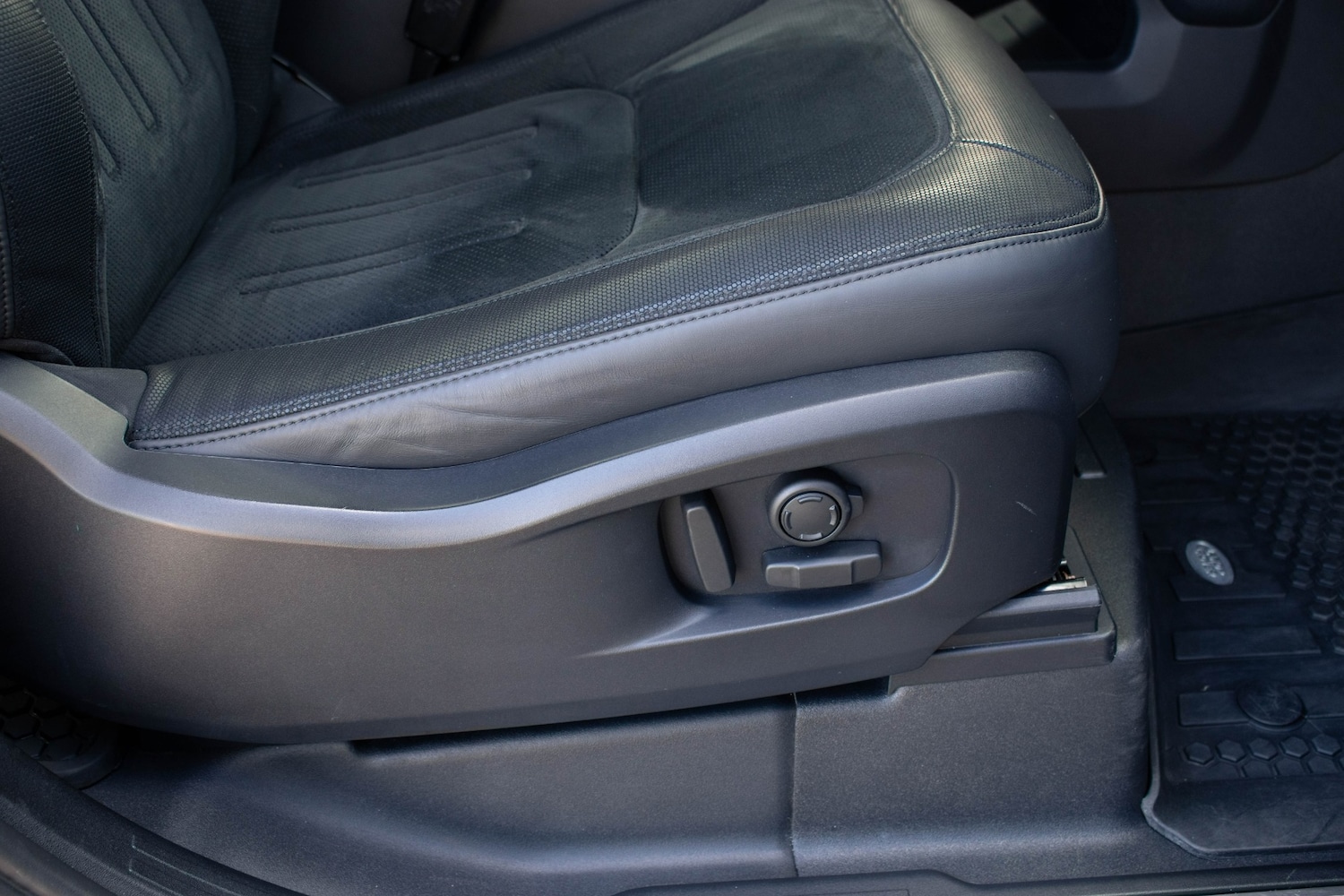 Used Land Rover Defender 2021 for sale - 77843050: Photo 27