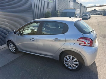Used Peugeot 208 2014 for sale - 78764960: Photo