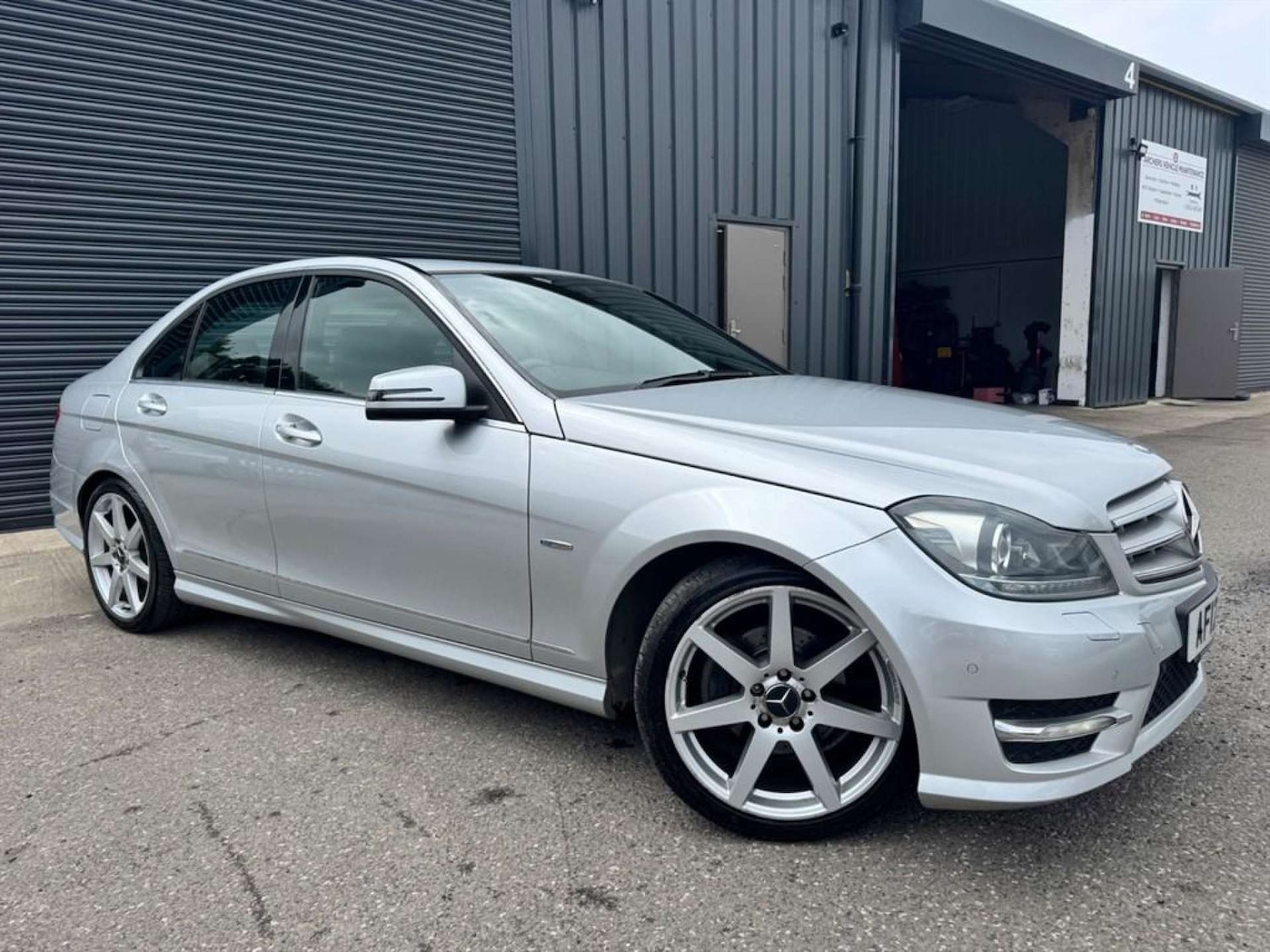 Used Mercedes-Benz C Class 2012 for sale - 76476760: Photo 2